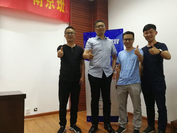 濟(jì)南金昌公司設(shè)計(jì)團(tuán)隊(duì)的自我提升 ——參加江海陽老師的《城市照明規(guī)劃與設(shè)計(jì)》高研班(圖2) 濟(jì)南金昌公司設(shè)計(jì)團(tuán)隊(duì)的自我提升 ——參加江海陽老師的《城市照明規(guī)劃與設(shè)計(jì)》高研班(圖2)